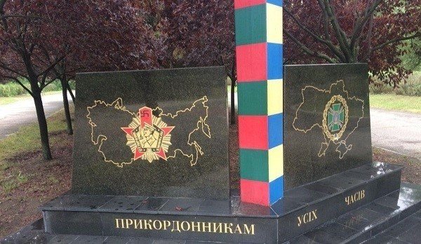 В Сети показали, кто разрисовал свастикой памятник в Николаеве