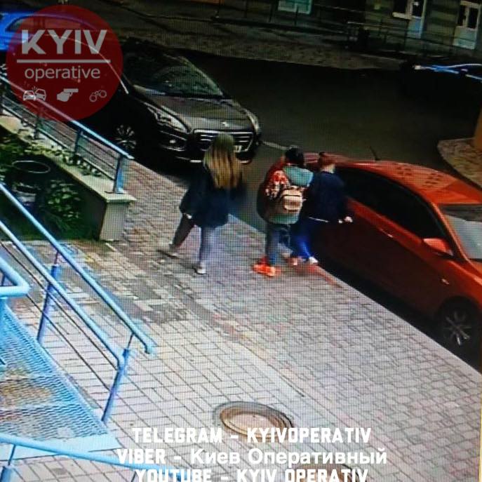 В сети разыскивают малолетних хулиганок, царапавших автомобили в Киеве (фото)