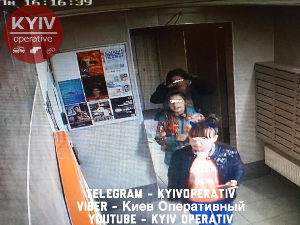 В сети разыскивают малолетних хулиганок, царапавших автомобили в Киеве (фото)