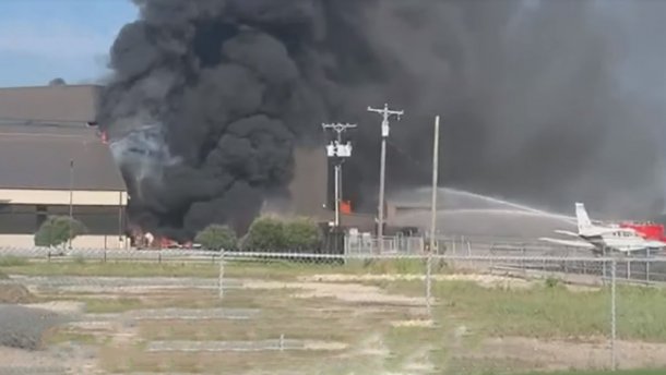 В Техасе разбился самолет сразу возле аэропорта, никто не выжил: видео
