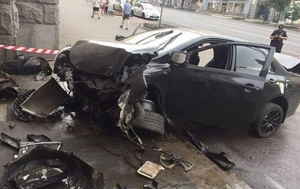 В здание горсовета Харькова врезалась машина