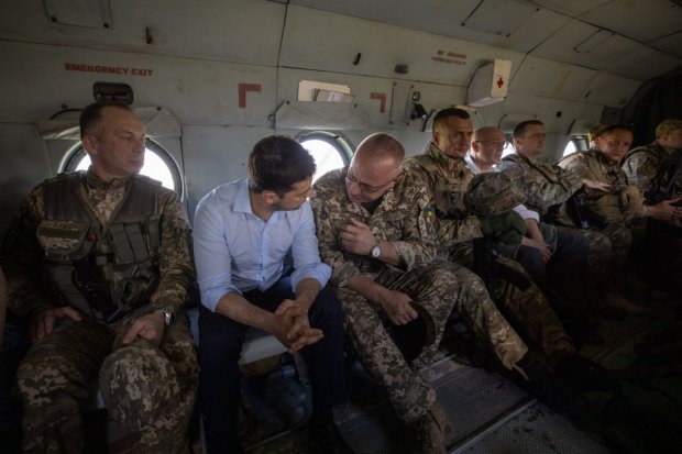 Володимир Зеленський вперше як президент приїхав на передову: фото