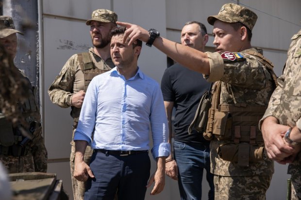 Володимир Зеленський вперше як президент приїхав на передову: фото