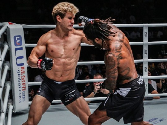 Восемь переломов: жесткий нокаут в UFC (фото, видео)