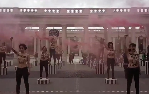Возле Лувра прошла масштабная акция Femen