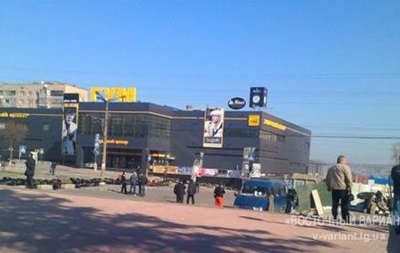 Возле СБУ в Луганске продолжают укреплять баррикады