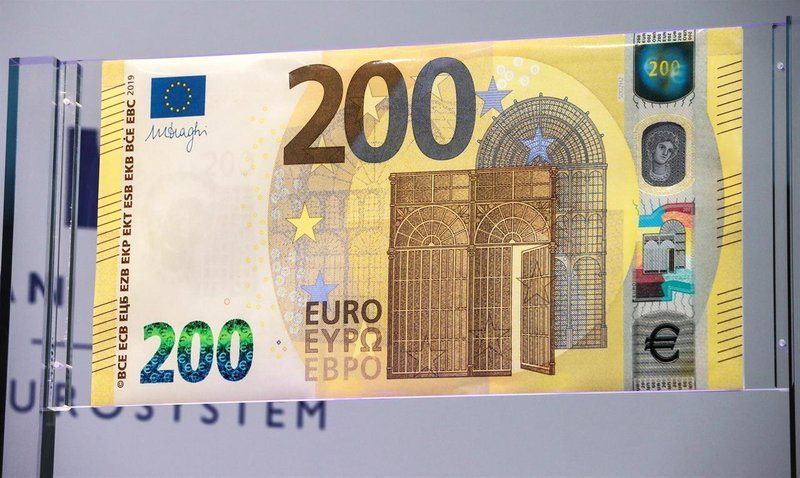 Введены в обращение новые купюры 100 и 200 евро: что важно знать (фото)