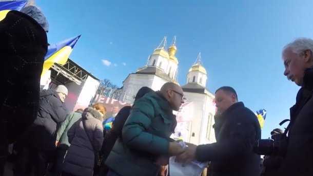 Вы плохо себя ведете, – охранник Порошенко вырвал плакат у журналиста в Чернигове, есть видео