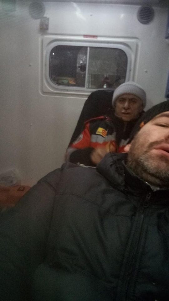 Выбитый зуб и изрубленная топором машина: в Киеве напали на журналистов (фото, видео)