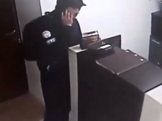 Выманил у ребенка телефон: в сети показали видео с наглым вором, промышляющим в Киеве