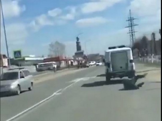 Выпал на ходу из полицейского бобика: в сети показали курьезное видео из России