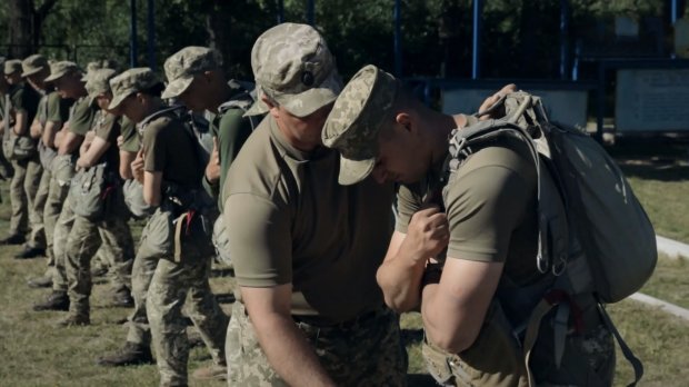 Я впевнений, що він не розкриється: як рекрутів вчать правильно стрибати з парашутом