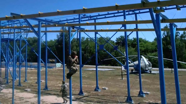 Я впевнений, що він не розкриється: як рекрутів вчать правильно стрибати з парашутом