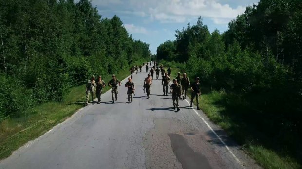 Які безпощадні іспити долають українські курсанти, аби їм дозволили стрибнути з парашутом: відео