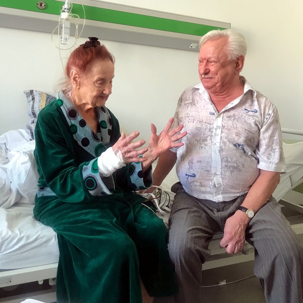Заменили клапан, не разрезая грудину: 97-летней украинке провели уникальную операцию