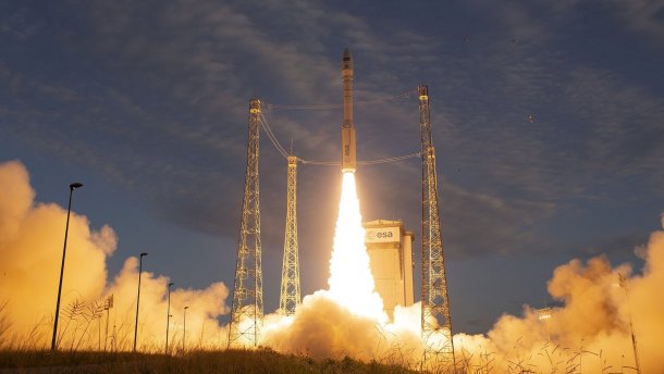 Запуск ракеты Vega с военным спутником на борту провалился: видео