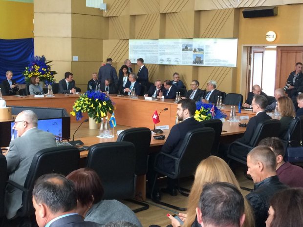 Зеленський нагородив званням Героїв ліквідаторів Чорнобиля: фото, відео