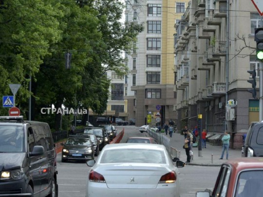 Зеленский приехал на работу в сопровождении кортежа: в сеть попало фото