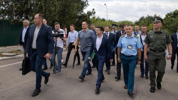 Зеленский требует увольнения глав областных таможен Западной Украины в течение двух суток