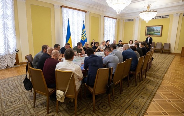 Зеленский встретился с родными пленных украинцев