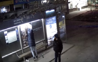 Жительницу Житомира задержали за попытку сорвать плакат с ветераном АТО