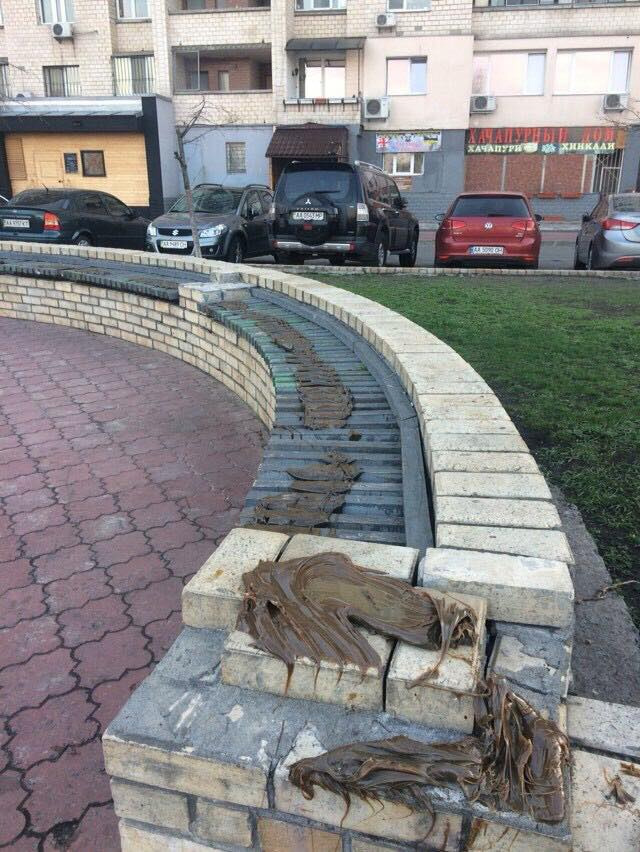 Жители Киева нашли необычный способ борьбы с шумными компаниями: сеть в недоумении (фото)
