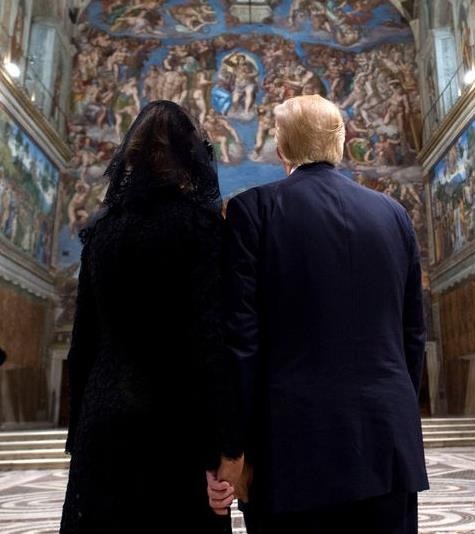 Злой Папа и грустная Мелания. Конфузы турне ТрампаСюжет