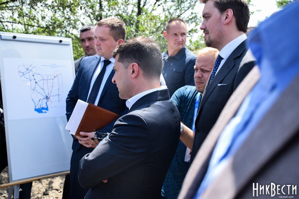 Зеленский на Николаевщине выяснял, когда будут отремонтированы «убитые» дороги