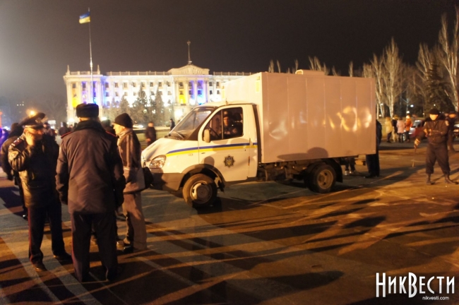 Антибандеровцы с палками окружили живой цепью Майдан и требуют их встать на колени