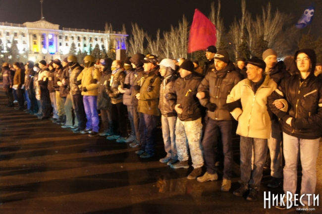 Антибандеровцы с палками окружили живой цепью Майдан и требуют их встать на колени
