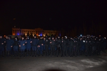Антибандеровцы с палками окружили живой цепью Майдан и требуют их встать на колени