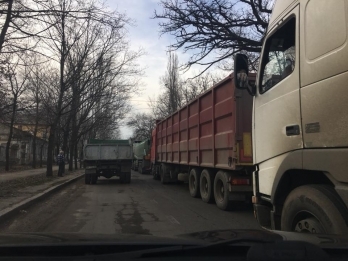 Дорожники в час пик решили ремонтировать Варваровский мост – образовалась большая пробка