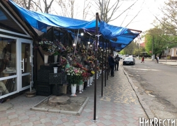 Торгующие цветами на Спасской спустя 5 месяцев таки освободили тротуар и обещают быть «цивилизованными»