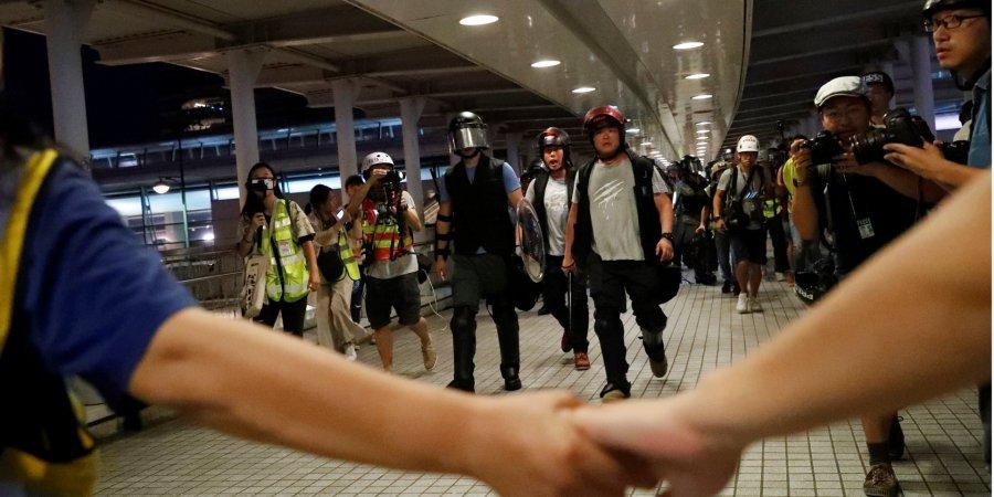 В Гонконге демонстранты перекрыли движение поездов метро