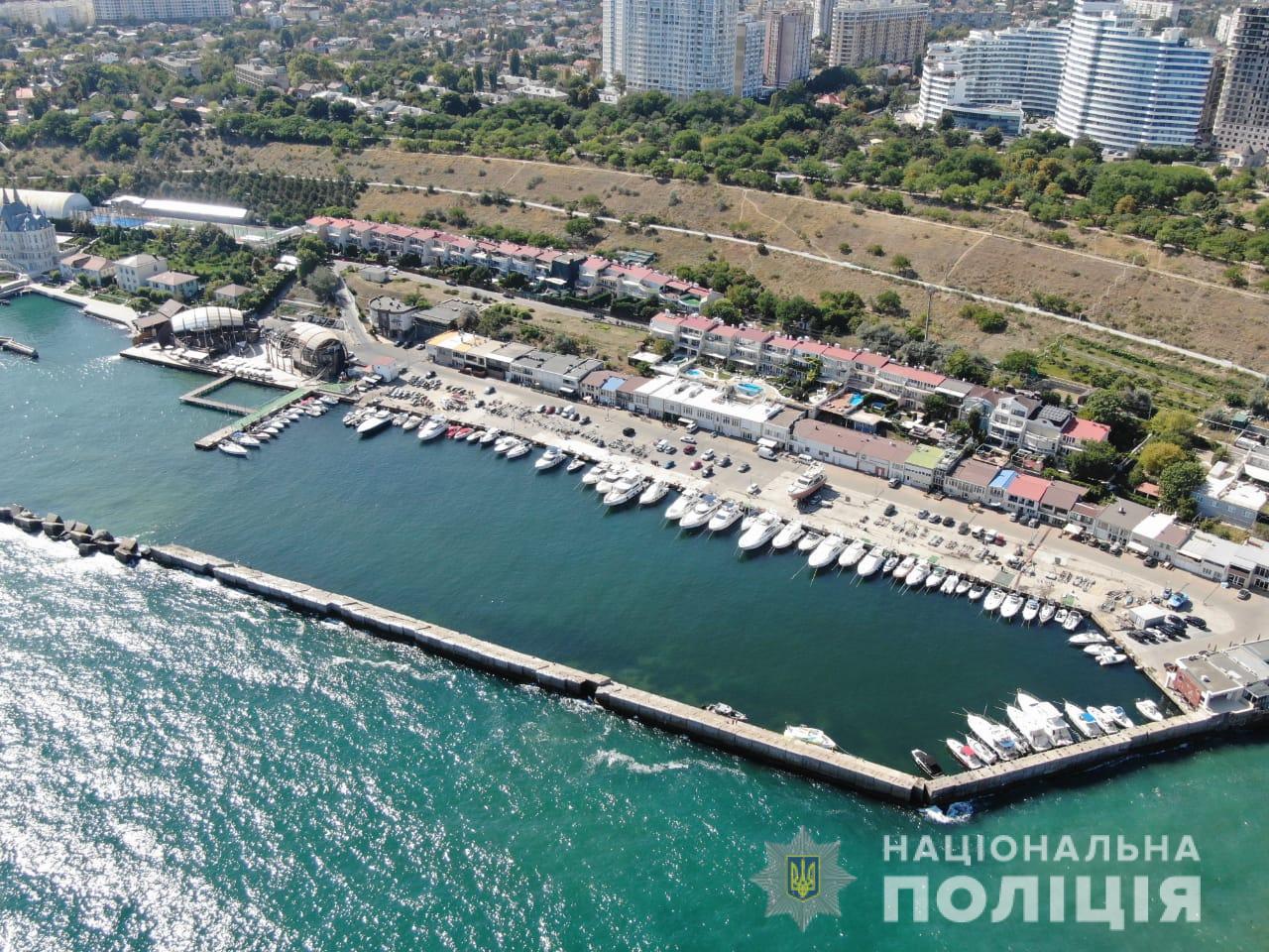 В Одесской области яхта переехала лодку с двумя рыбаками на борту