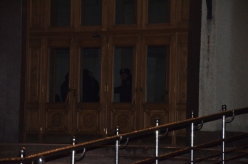 Власть возвела кордоны у Николаевской ОГА и свезла титушек для защиты от штурма