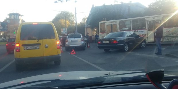 Во Львове полицейское авто попало в ДТП и перевернулось: жуткое видео