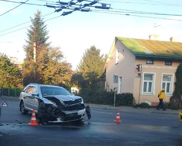 Во Львове полицейское авто попало в ДТП и перевернулось: жуткое видео