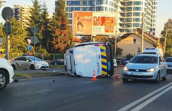 Во Львове полицейское авто попало в ДТП и перевернулось: жуткое видео