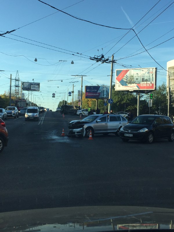 Во Львове полицейское авто попало в ДТП и перевернулось: жуткое видео