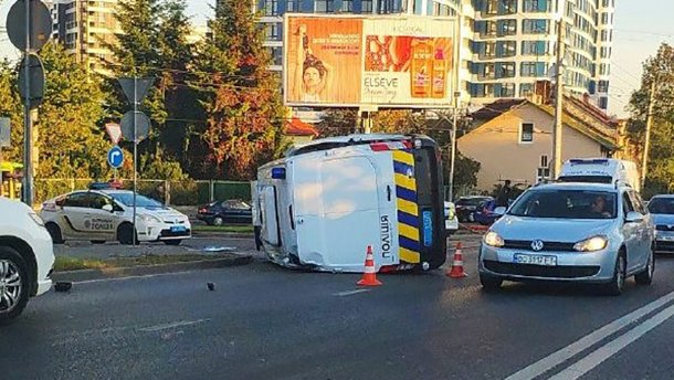 Во Львове полицейское авто попало в ДТП и перевернулось: жуткое видео Во Львове полицейское авто попало в ДТП и перевернулось: жуткое видео