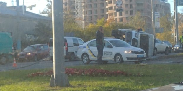 Во Львове полицейское авто попало в ДТП и перевернулось: жуткое видео
