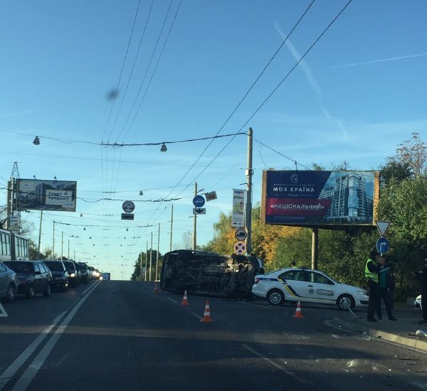 Во Львове полицейское авто попало в ДТП и перевернулось: жуткое видео