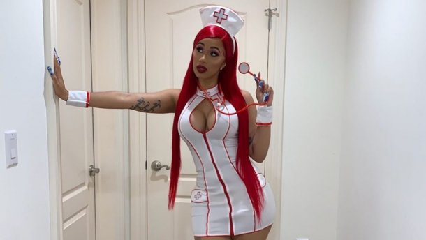 Горячая медсестра: Cardi B вышла на сцену в эротическом образе Горячая медсестра: Cardi B вышла на сцену в эротическом образе