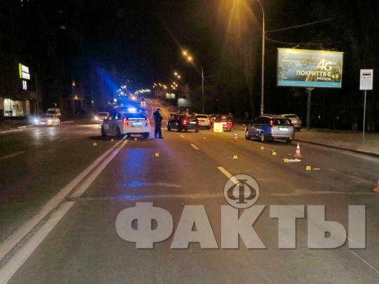 Двойное ДТП на Харьковском шоссе в Киеве: Škoda полиции смертельно травмировала пешехода