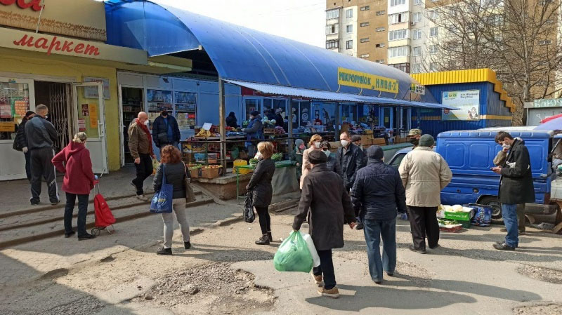 Перед комендантским часом в Черновцах люди штурмовали магазины (фото)