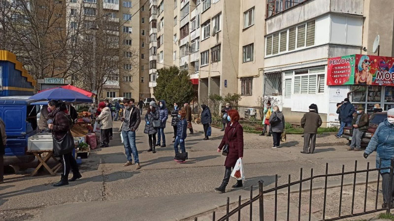Перед комендантским часом в Черновцах люди штурмовали магазины (фото)