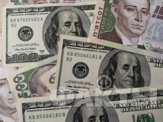 Доллар дешевеет, а евро дорожает: что происходит с курсами валют