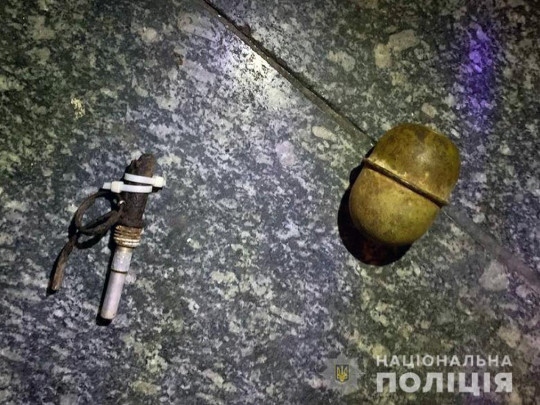 Попросили надеть маску: в Киеве мужчина угрожал гранатой охраннику в магазине (фото)