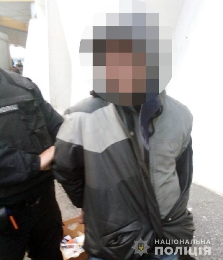 Попросили надеть маску: в Киеве мужчина угрожал гранатой охраннику в магазине (фото)